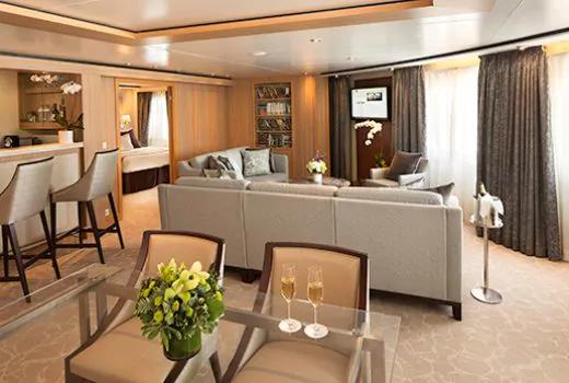 La elegante Signature Suite, con su gran salón y su barra de bar privada. CRUCEROS DE LUJO SEABOURN ODYSSEY SEABOURN SOJOURN SEABOURN QUEST CRUCEROS EN SUITE SUITE CRUISES SEABOURN LUXURY CRUISES SEABOURN ODYSSEY SEABOURN QUEST SEABOURN SOJOURN CRUISE SHIP LUXURY TRAVEL SEABOURN CRUISES SEAVOURN ODYSSEY SEABURN CRUISES SEABORN CRUISES LUXURY CRUISES CRUCEROS DE LUJO SEABOURN CRUISES THE YACHTS OF SEABOURN CRUISES LUXURY CRUISE YACHT CRUISES SMALL SHIP CRUISES SEABOURN DELUXE CRUISES CRUCEROS DE LUJO EN YATE SEABOURN CRUCEROS DE LUJO CRUCEROS LUJOSOS CRUCEROS EN BARCO PEQUEÑO CRUCEROS EXCLUSIVOS GASTRONOMIA DE LUJO ESTRELLAS MICHELIN STARS CRUCEROS GASTRONOMICOS CRUCEROS EXCLUSIVOS #Seabourn #LuxuryCruises #SeabournOdyssey #SeabournQuest #SeabournSojourn #SeabournCruises #SeabournLuxuryCruises #Yacht #YachtCruises #SmallShipCruises #SeabournShips #Crucerosdelujo #CrucerosExclusivos #CrucerosSeabourn #CrucerosenSuite #SuiteCruises #LuxuryYachtCruises #ReservasSeabourn #SeabournReservations #SeabournContact #SeabournShips #SeabournCruiseShips